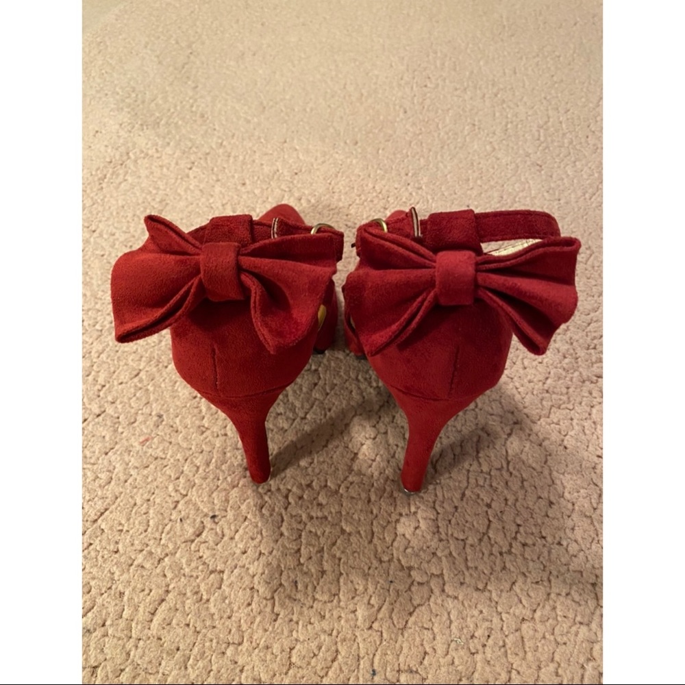Pointed wine red heels with bow